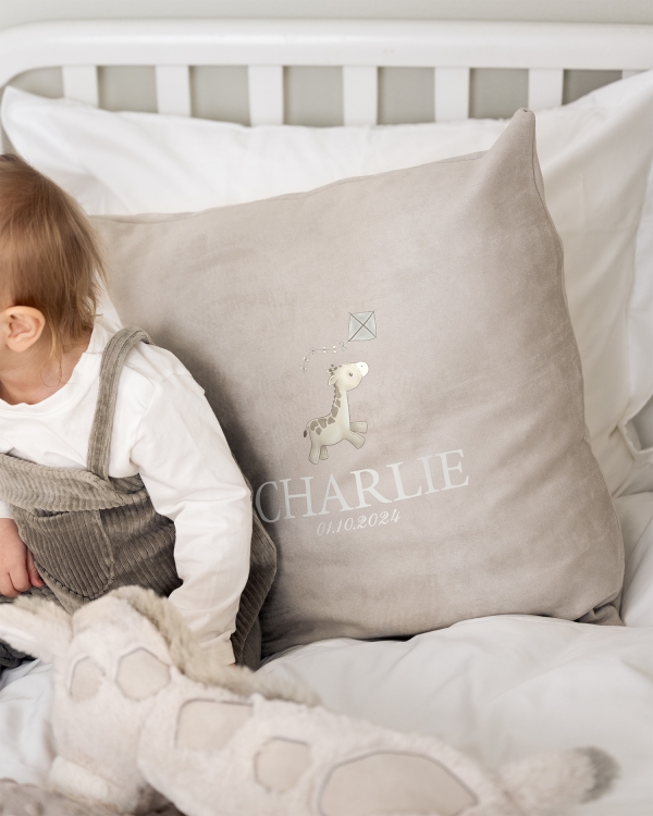 Gråt fløjlspudebetræk med navn og girafmotiv