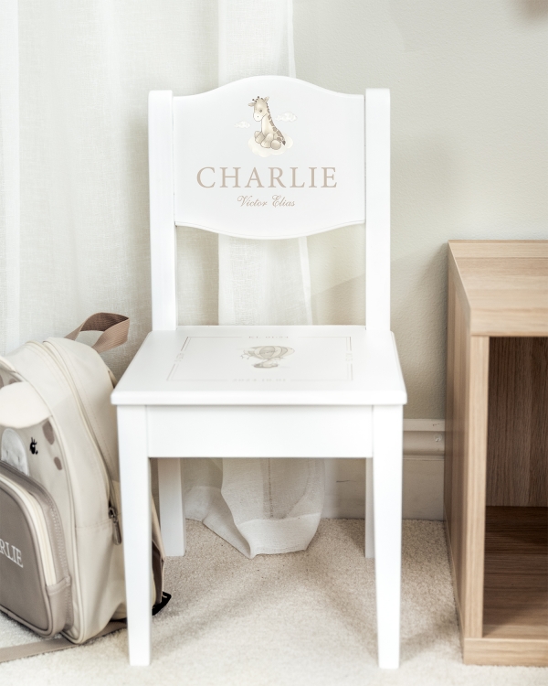 Hvid stol med personligt tryk, perfekt dåbsgave