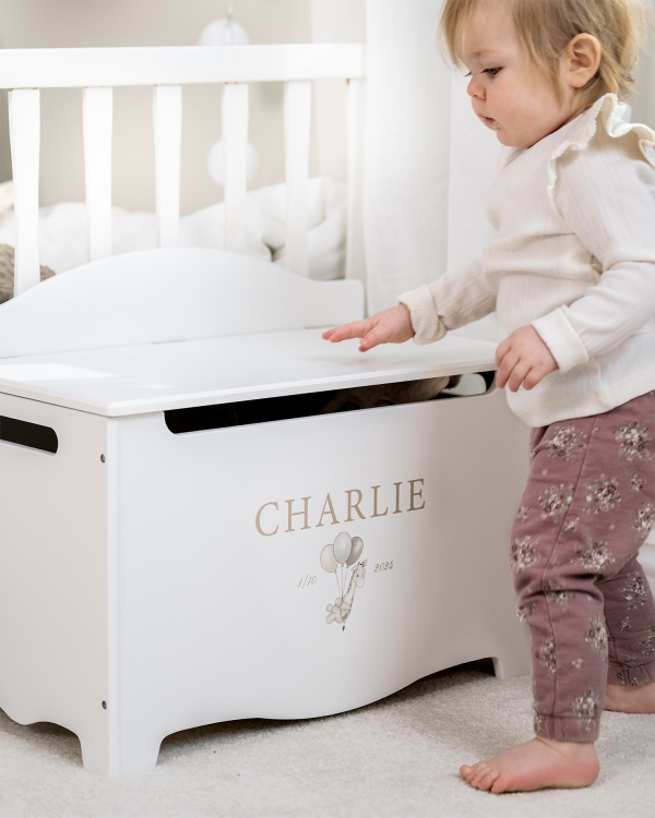 Hvid opbevaringskasse i træ med girafmotiv og personligt navn