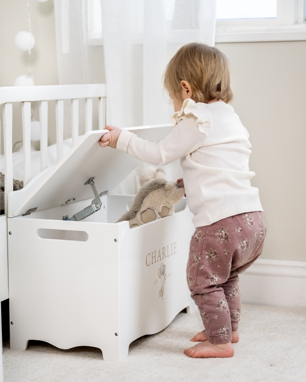 Hvid opbevaringskasse i træ med girafmotiv og personligt navn