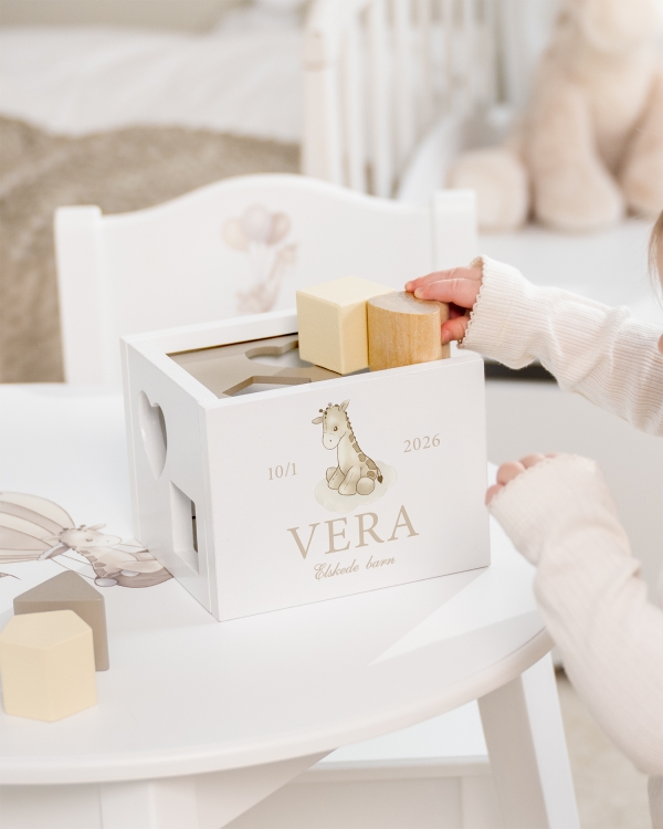 Hvid hakkeæske med girafmotiv og navn