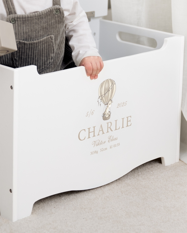 Hvid træopbevaringskiste med girafmotiv og personligt navn, til dåb