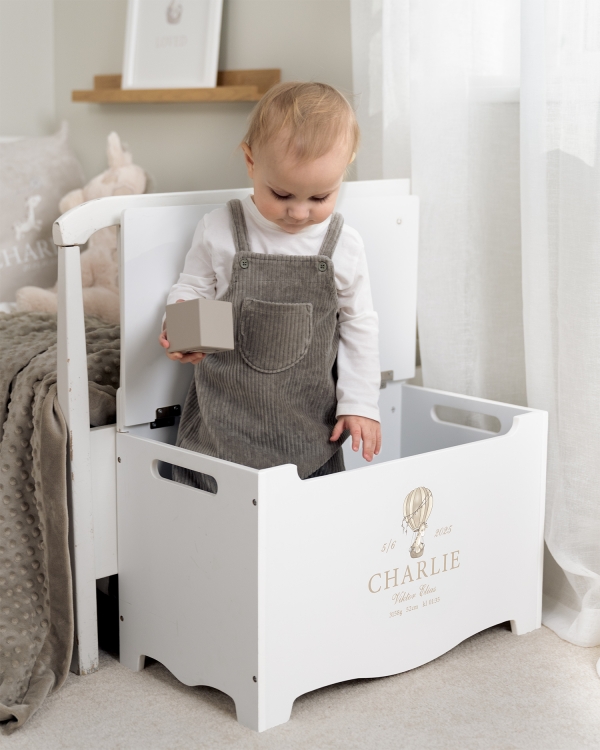 Hvid træopbevaringskiste med girafmotiv og personligt navn, til dåb