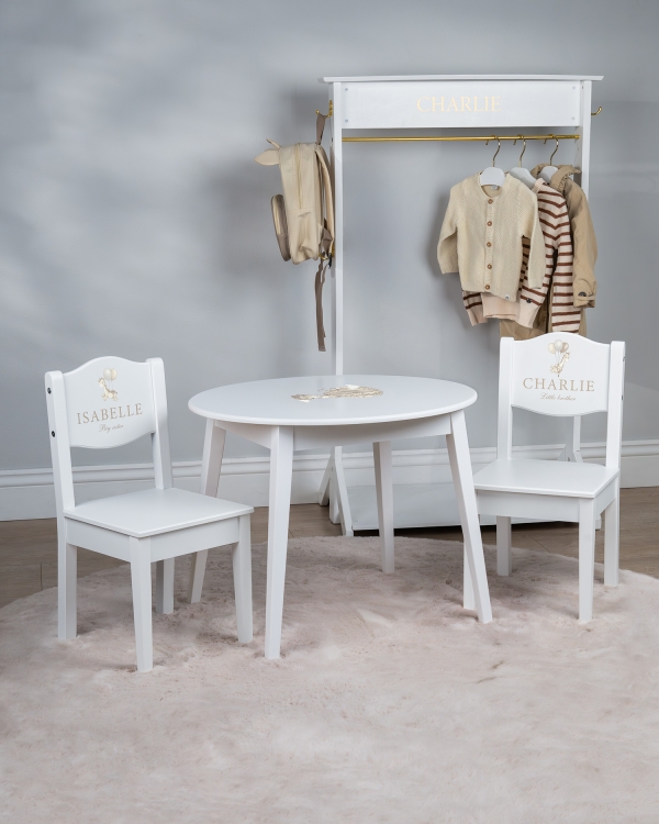 Hvid børnestol og bord med girafmotiv og navn samt valgfri tekst