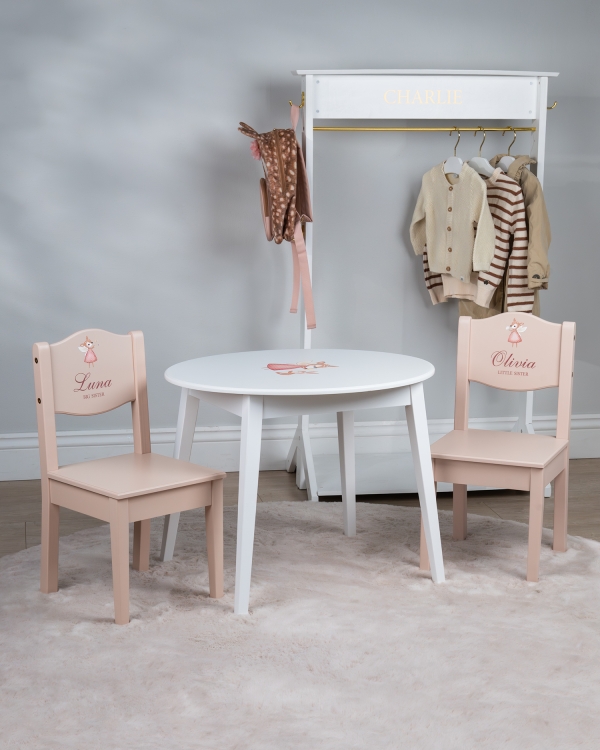 Lyserøde børnestole og hvidt børnebord med hjortemotiv og navn samt valgfri tekst