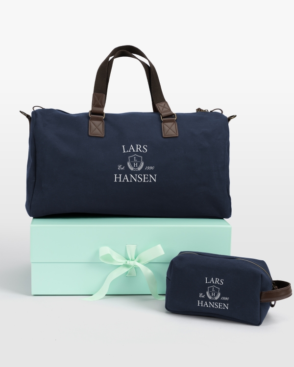 Marineblåt sæt med toilettaske og duffelbag med navn
