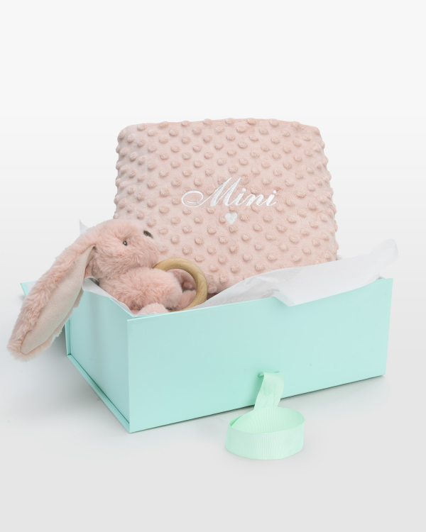 Personligt gavesæt med bamse med bidering og navnetæppe