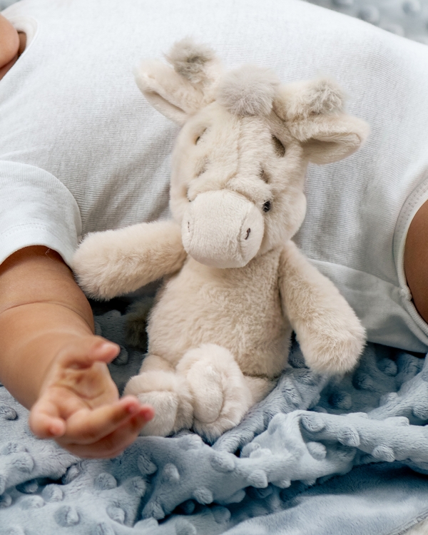 Bamsegiraf med rangle