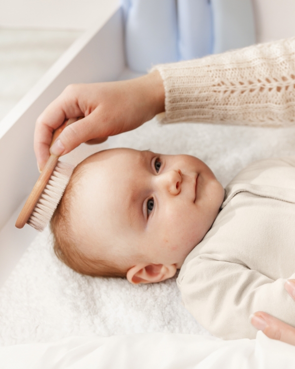 hårbørste til baby i træ
