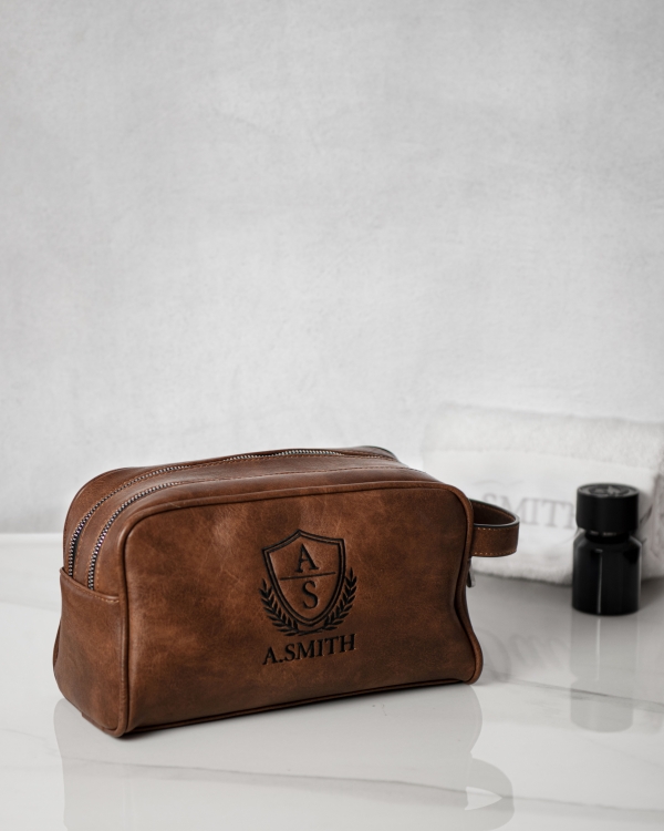 Necessaire i brun med personligt broderi