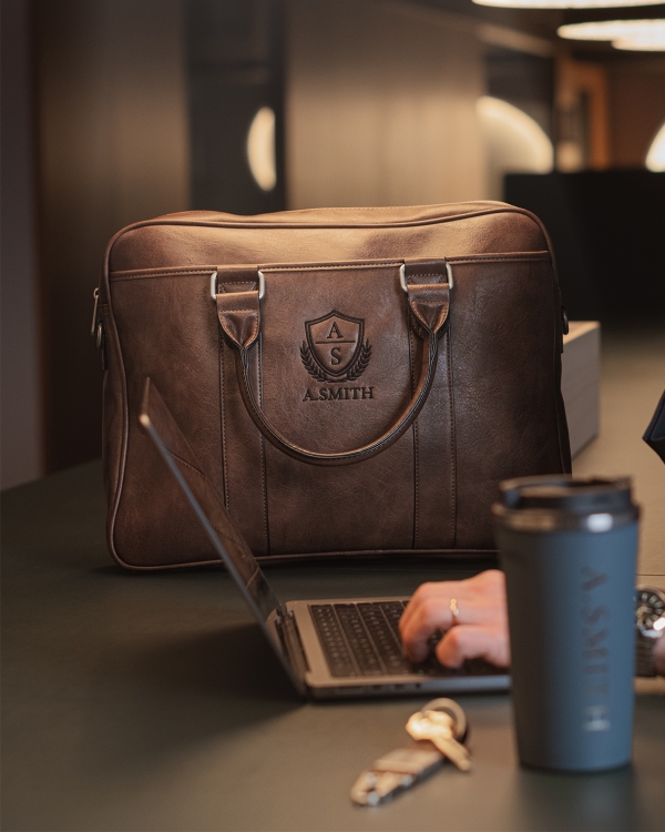 Brun laptoptaske med navn, perfekt til arbejde