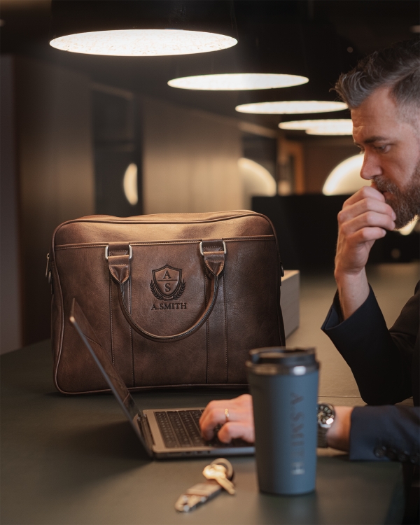 Skuldertaske med navn Brown - Lounge