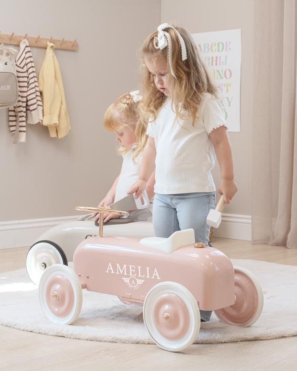 rosa sparkbil med gulddetaljer og navnedekal