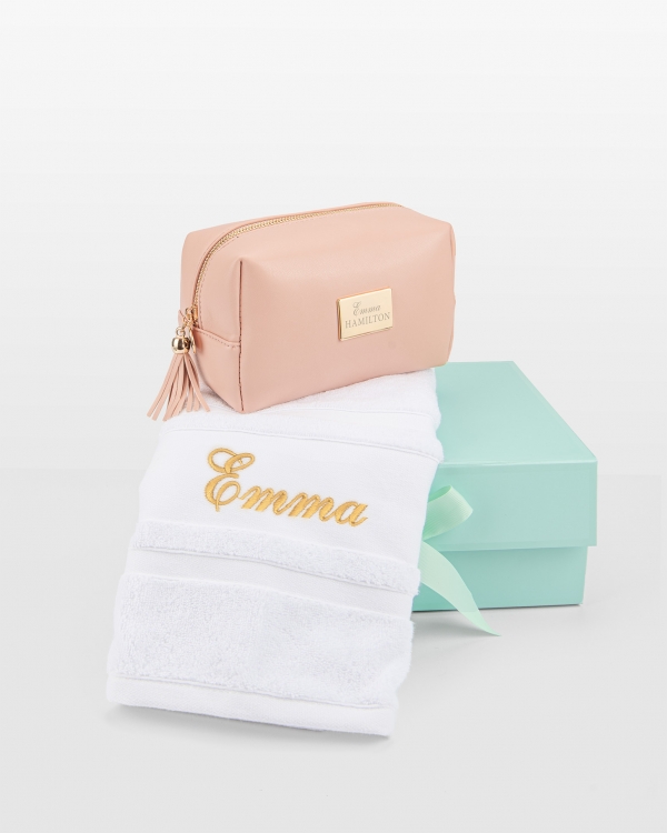 Necessaire, håndklæde og gaveæske klar til at blive givet til hende