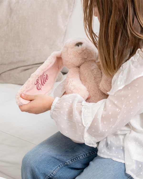 Krammekanin med broderet navn.