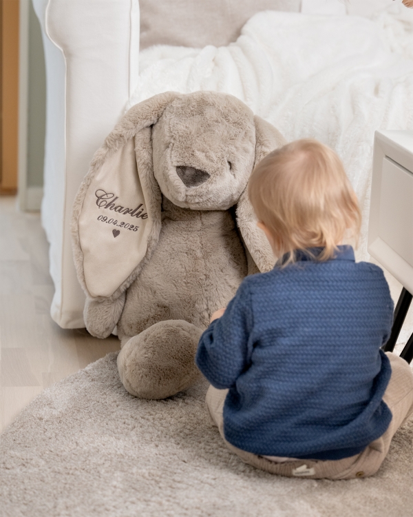 stort tøjdyr med broderet navn og dato