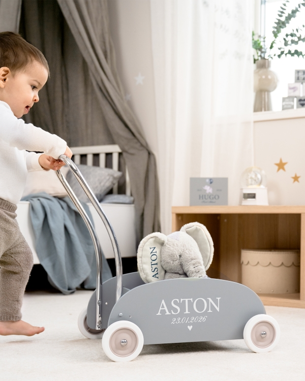 Blå gåklapvogn med navn og dato