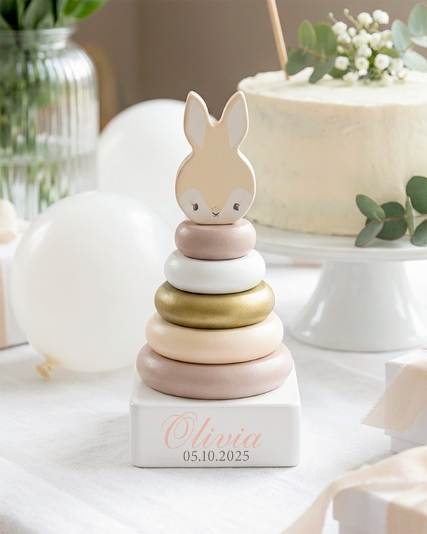 Sødt stabletårn med navn og fødselsdato til navngivningsceremoni