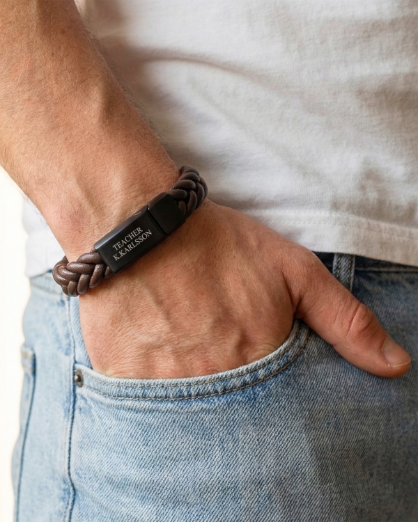 Brunt flettet armbånd med personlig tekst