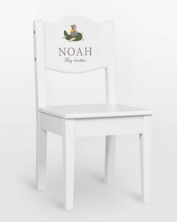 Hvid højstol med bjørneflyvende fly og navn og valgfri tekst