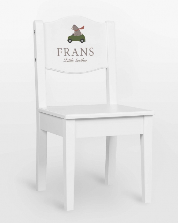 Hvid højstol med bjørn, der kører bil, navn og valgfri tekst