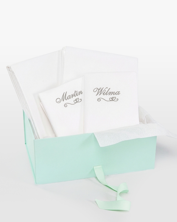 Hvidt dynebetræk med personlig broderi og kærlighedstema