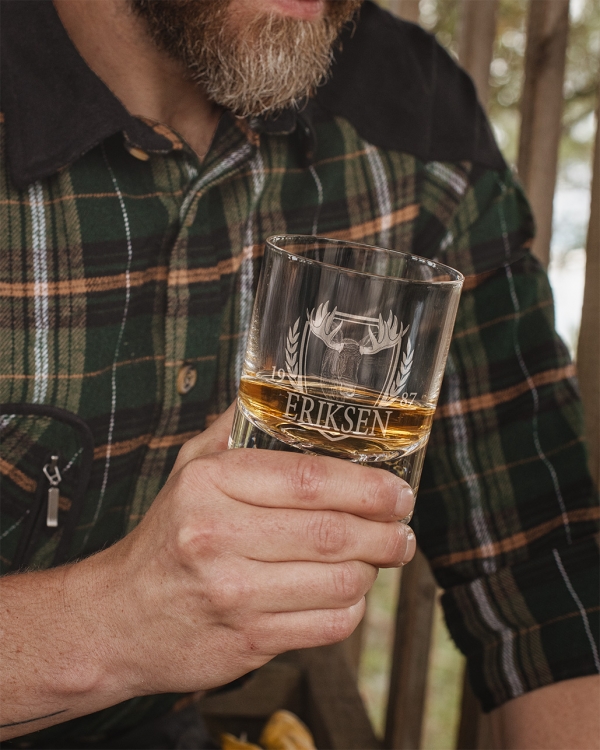 Graveret whiskyglas med valgfrit navn og jagtmotiv
